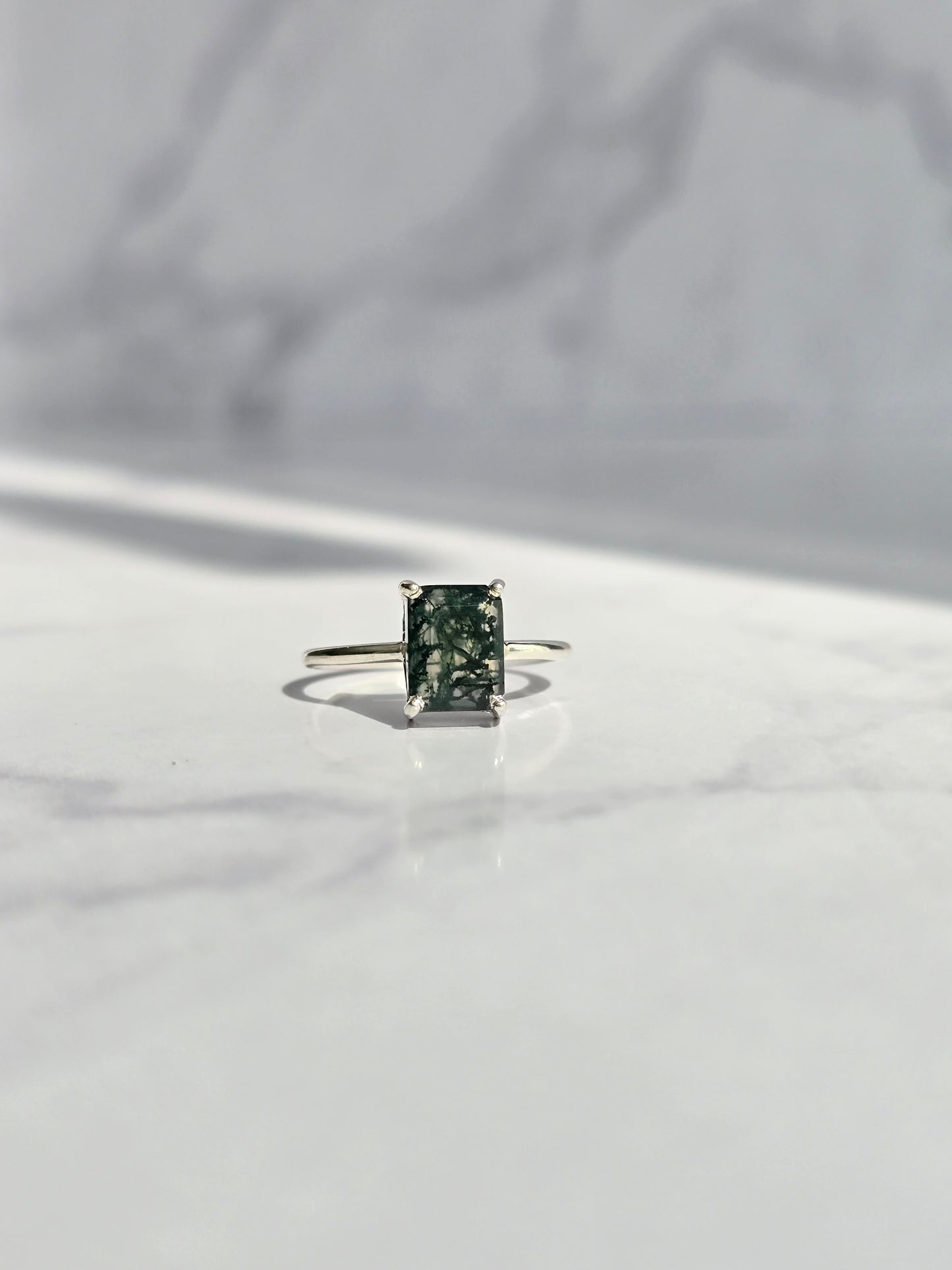 Anillo de agata musgosa corte esmeralda en plata.925