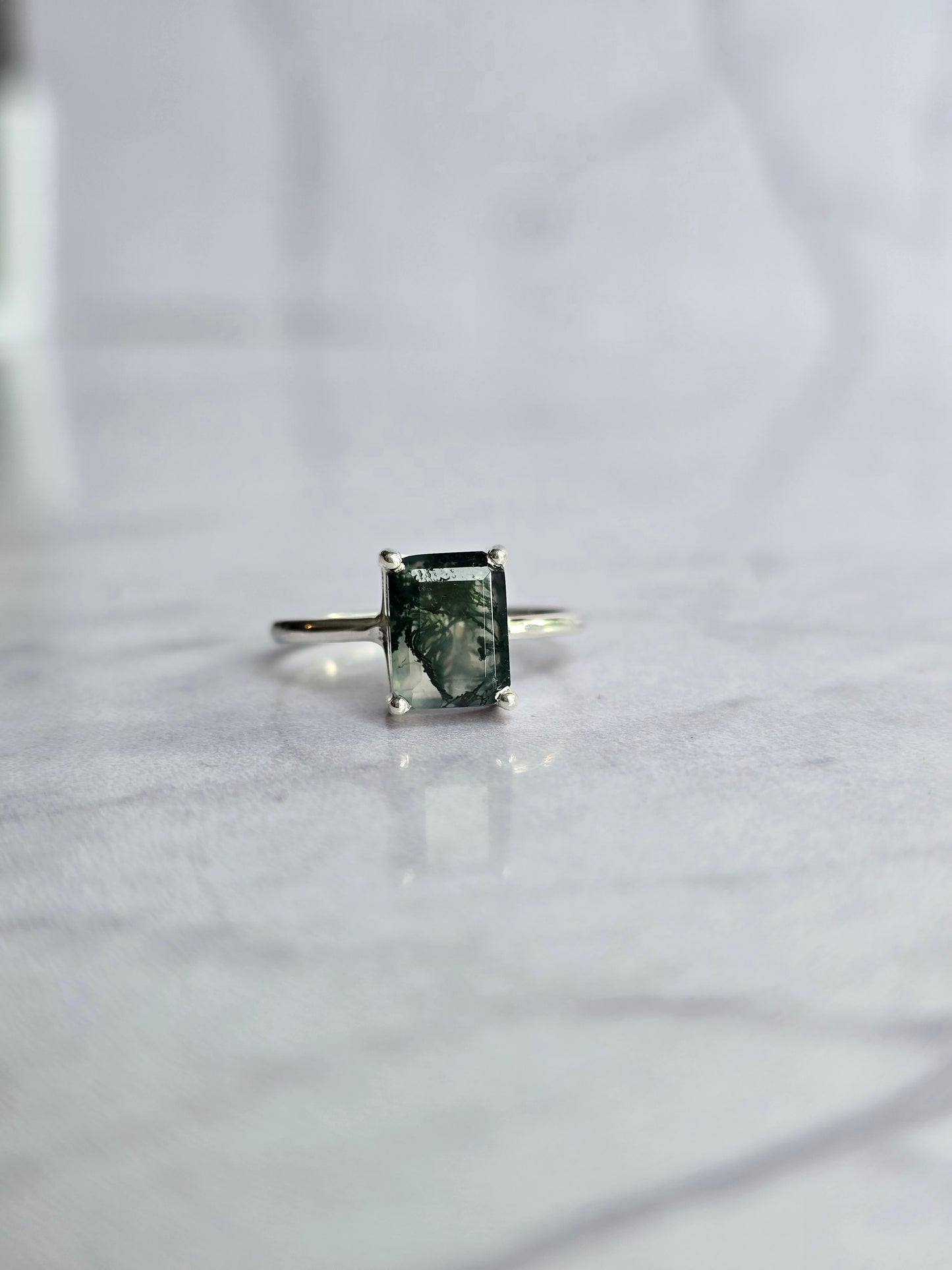 Anillo de agata musgosa corte esmeralda en plata.925