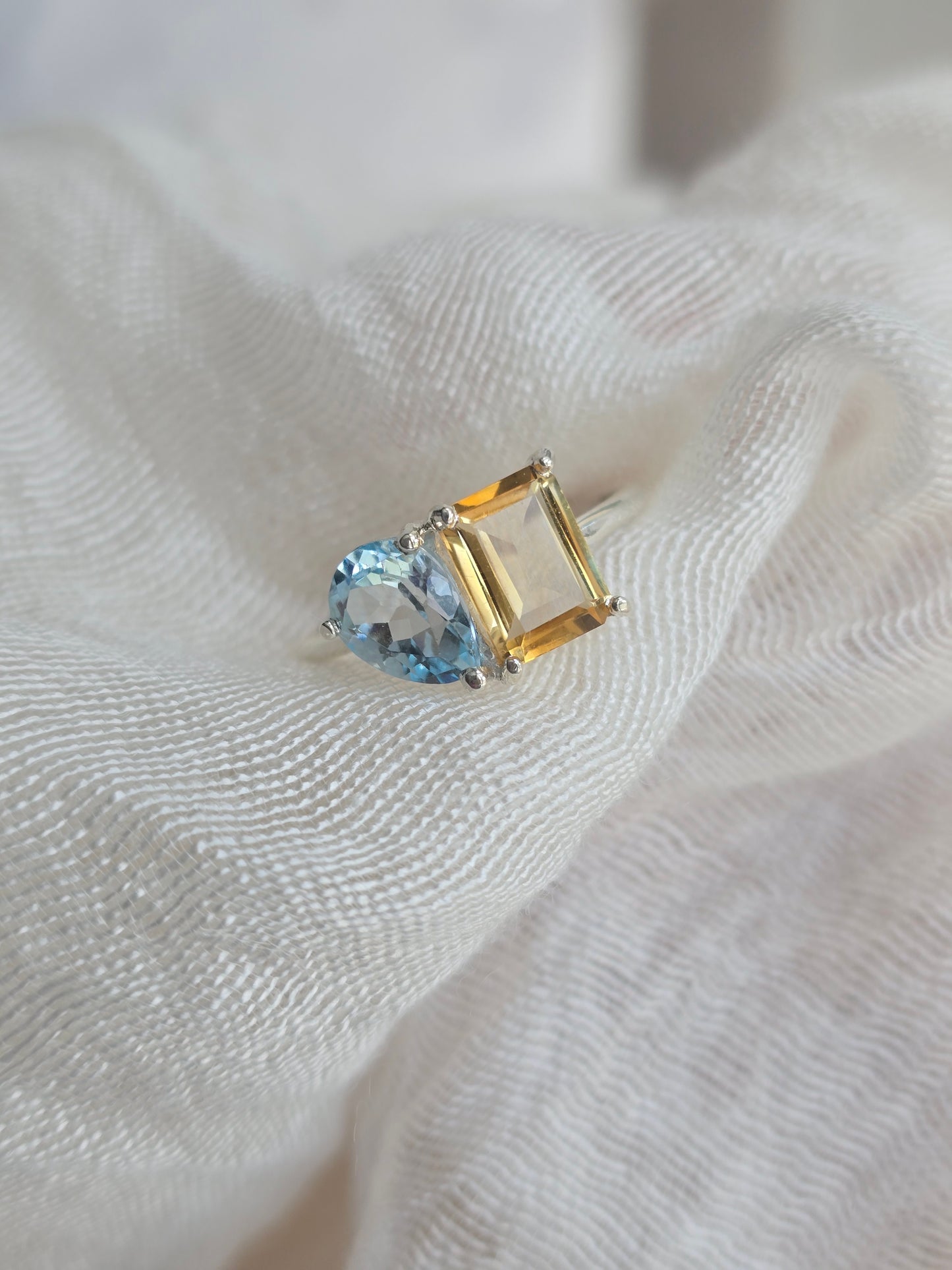 Anillo "You and me" Topacio azul y Citrino amarillo.
