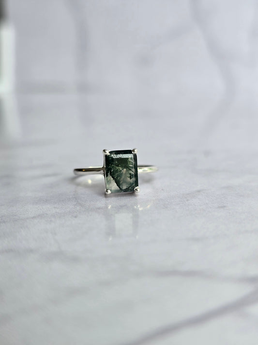 Anillo de agata musgosa corte esmeralda en plata.925
